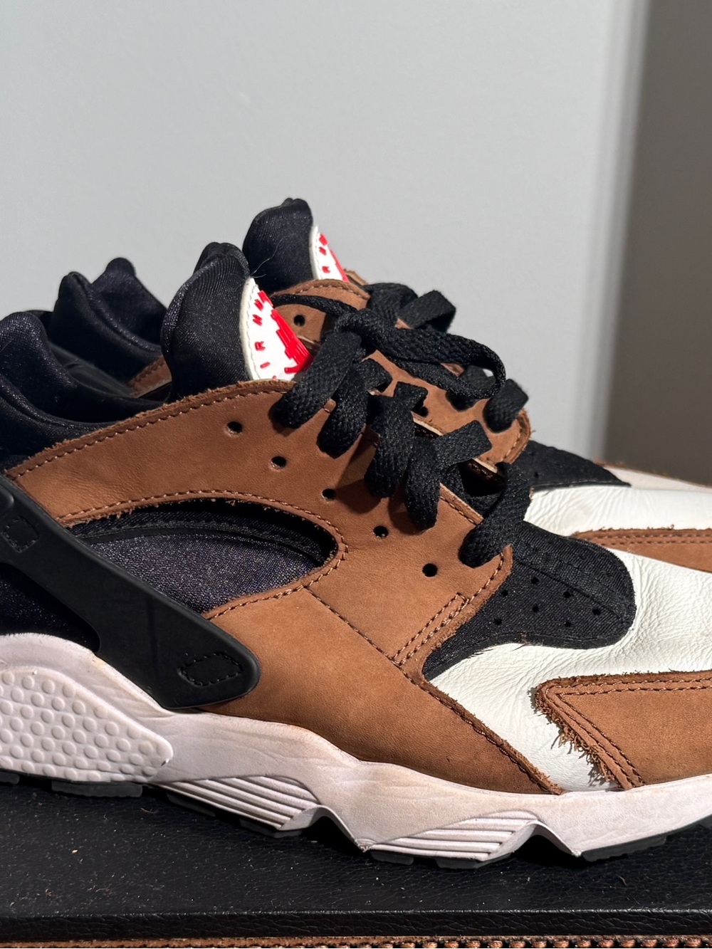 Nike Kids Brown, Black & White Huarache Sneakers